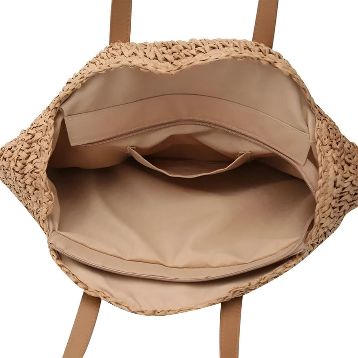 Intérieur d'un sac cabas en paille tressée avec doublure beige et poches intérieures zippées et ouvertes., 46194029756640,46194029789408