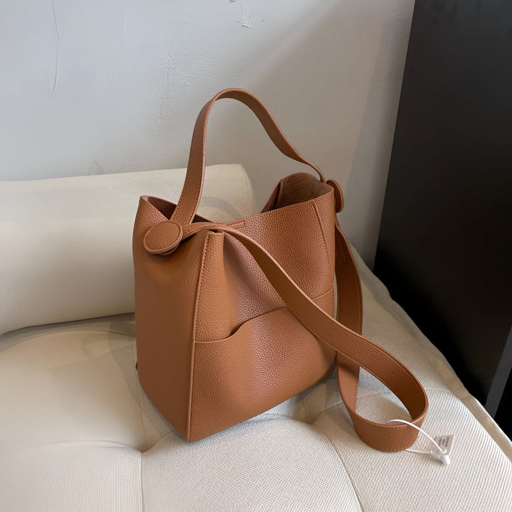 Sac cabas marron en cuir avec bandoulière sur siège blanc., 46193878270176,46193878302944,46193878335712,46193878368480
