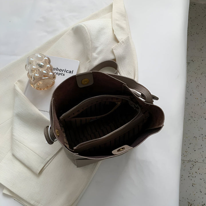 Sac à main seau gris en cuir ouvert, vue intérieure avec poches., 46193878270176,46193878302944,46193878335712,46193878368480