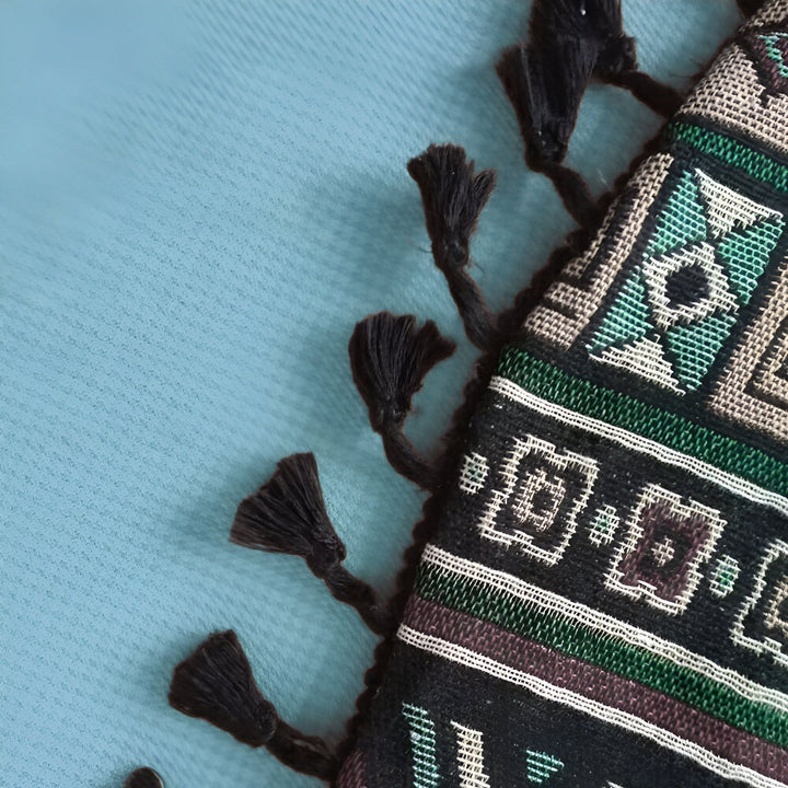 Textile tissé avec motif géométrique et franges noires sur fond bleu., 46193923719392,46193923752160,46193923784928