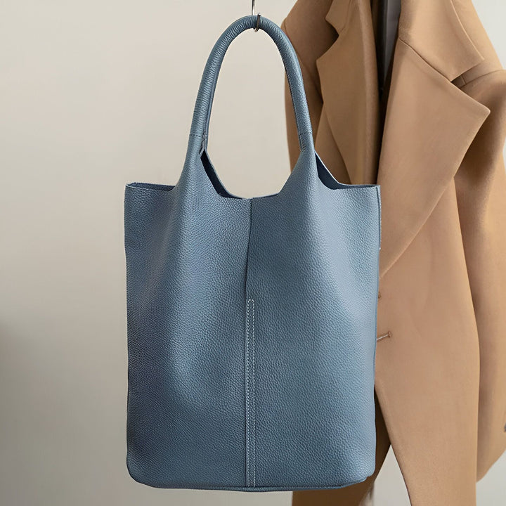 Sac cabas en cuir bleu suspendu avec manteau beige., 46193872404704,46193872437472,46193872470240,46193872503008,46193872535776
