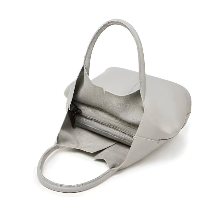 Sac cabas en cuir gris clair ouvert avec pochette zippée argentée à l'intérieur., 46193872404704,46193872437472,46193872470240,46193872503008,46193872535776