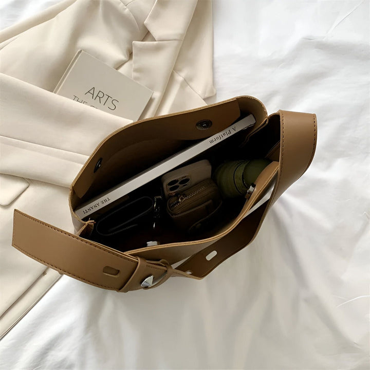 Sac cabas en cuir marron vu de dessus, rempli d'un livre, téléphone, pochette et parapluie., 46193879515360,46193879548128,46193879580896,46193879613664,46193879646432