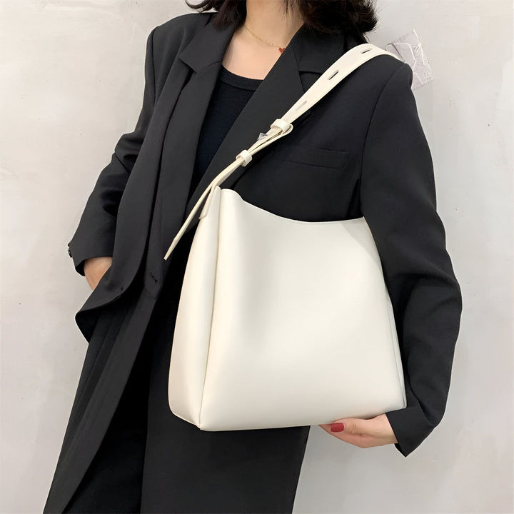 Grand sac tote blanc porté sur l'épaule avec un blazer noir., 46193879515360,46193879548128,46193879580896,46193879613664,46193879646432