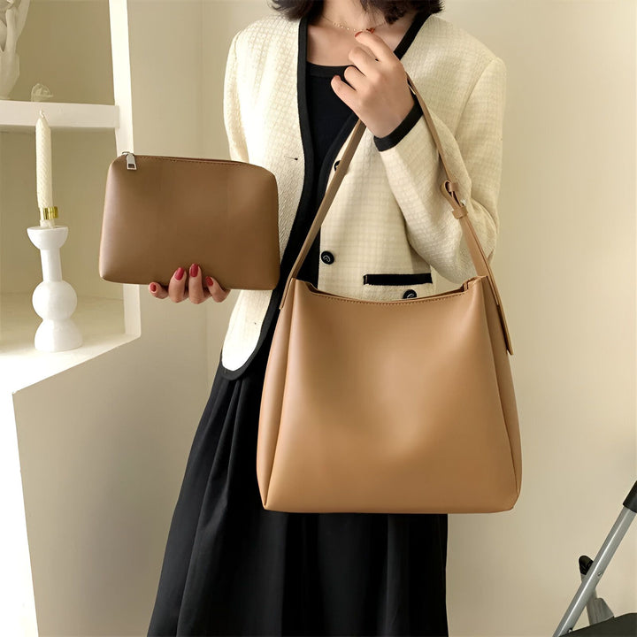 Femme portant un sac cabas et une pochette camel, 46193879515360,46193879548128,46193879580896,46193879613664,46193879646432