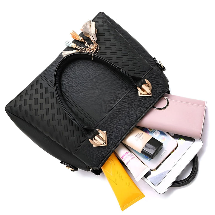 Sac à main noir ouvert, montrant portefeuille, téléphone, tablette et cosmétiques, 46193874075872,46193874108640,46193874141408,46193874174176,46193874206944,46193874239712