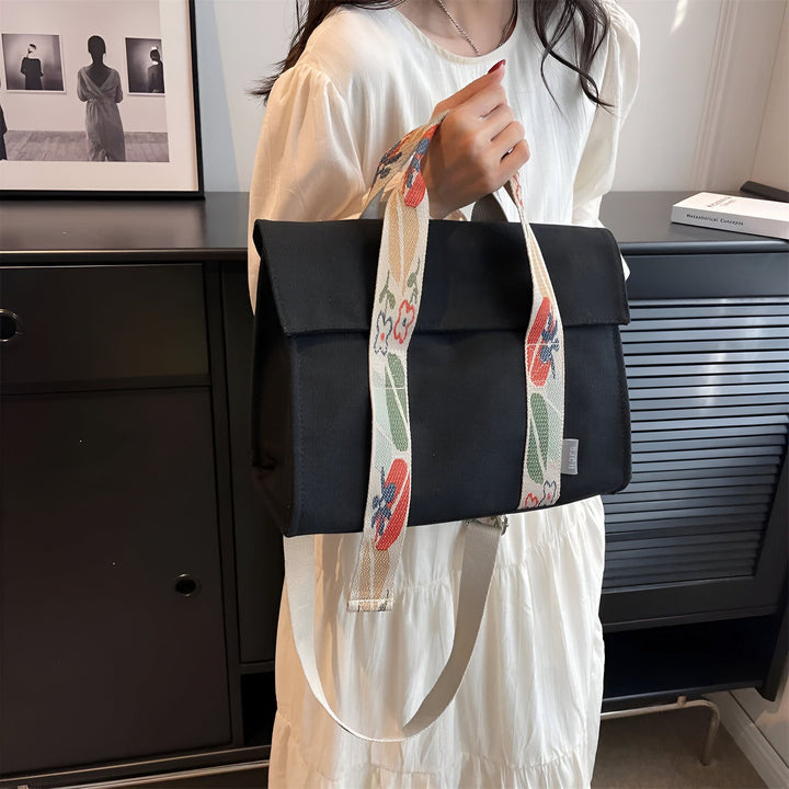 Femme avec sac à main noir et bandoulière à motifs floraux., 46193894555872,46193894588640,46193894621408,46193894654176,46193894686944