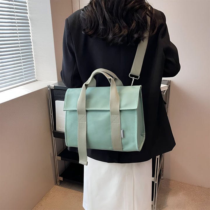 Sac bandoulière vert menthe porté par une personne en blazer noir et jupe blanche., 46193894555872,46193894588640,46193894621408,46193894654176,46193894686944