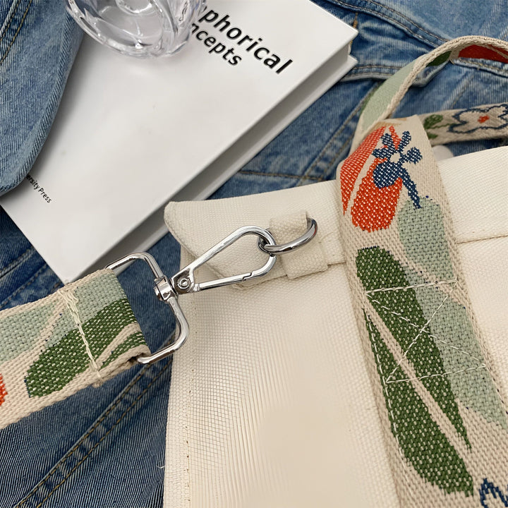 Sangle colorée d'un sac tote bag en toile avec mousqueton, sur fond de jeans., 46193894555872,46193894588640,46193894621408,46193894654176,46193894686944
