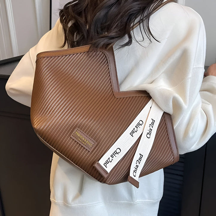 Sac marron texturé avec logo "FASHION & BAGS" et lanières "Chia 2nd" porté., 46193872208096,46193872240864,46193872273632,46193872306400