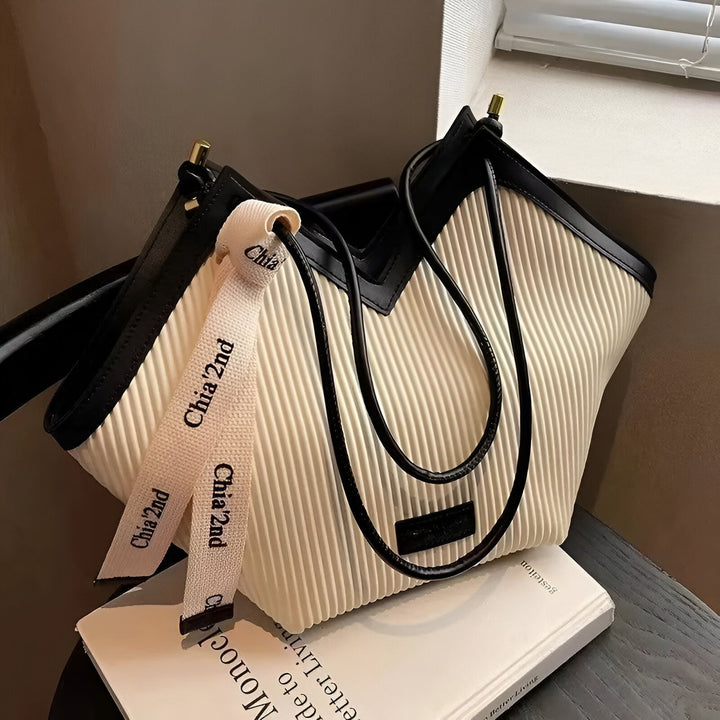 Sac fourre-tout blanc côtelé avec anses noires et ruban "Chia'2nd" posé sur un livre., 46193872208096,46193872240864,46193872273632,46193872306400