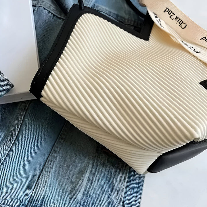 Gros plan sac à main crème plissé avec bordure noire et sangle sur jean, 46193872208096,46193872240864,46193872273632,46193872306400