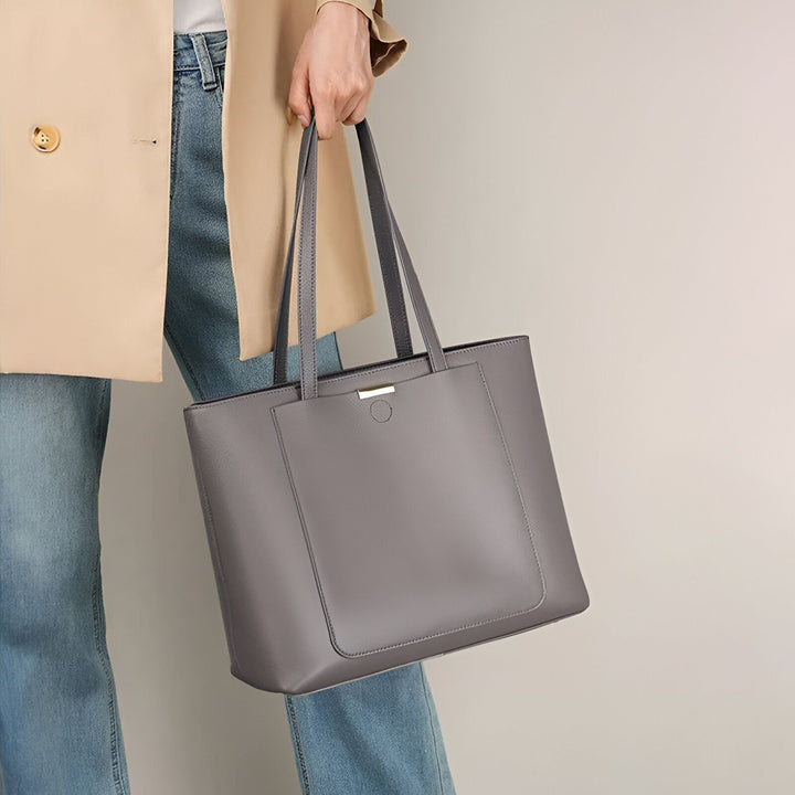 Sac cabas gris en cuir avec poche avant, porté main., 46193838915808