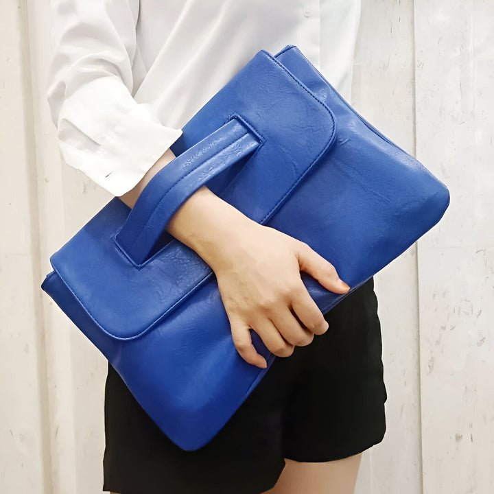Personne en chemise blanche tenant une pochette bleue., 46194020417760,46194020450528,46194020483296,46194020516064