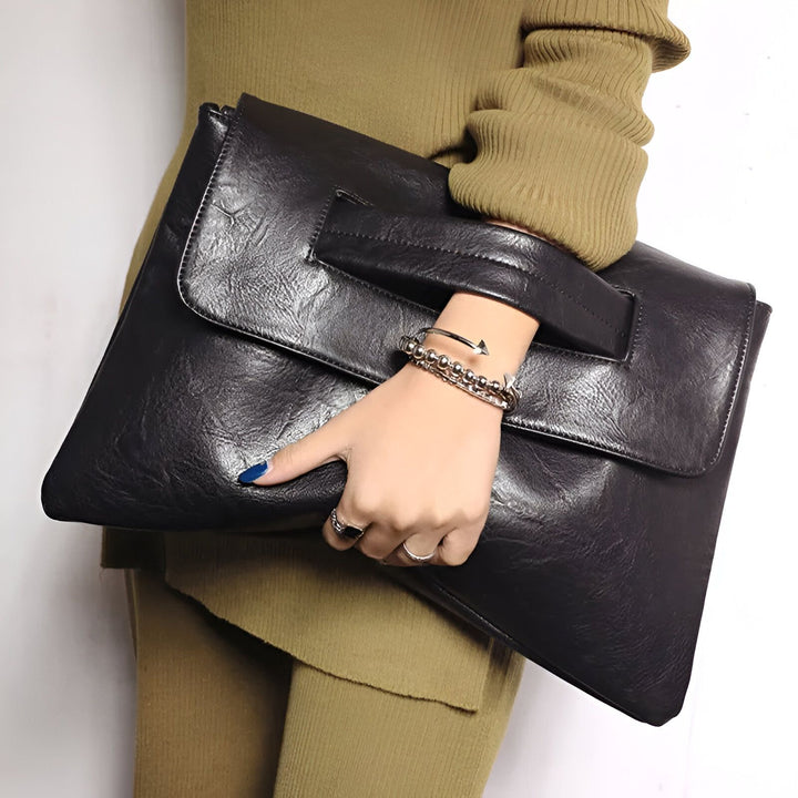Femme tenant une grande pochette noire, 46194020417760,46194020450528,46194020483296,46194020516064
