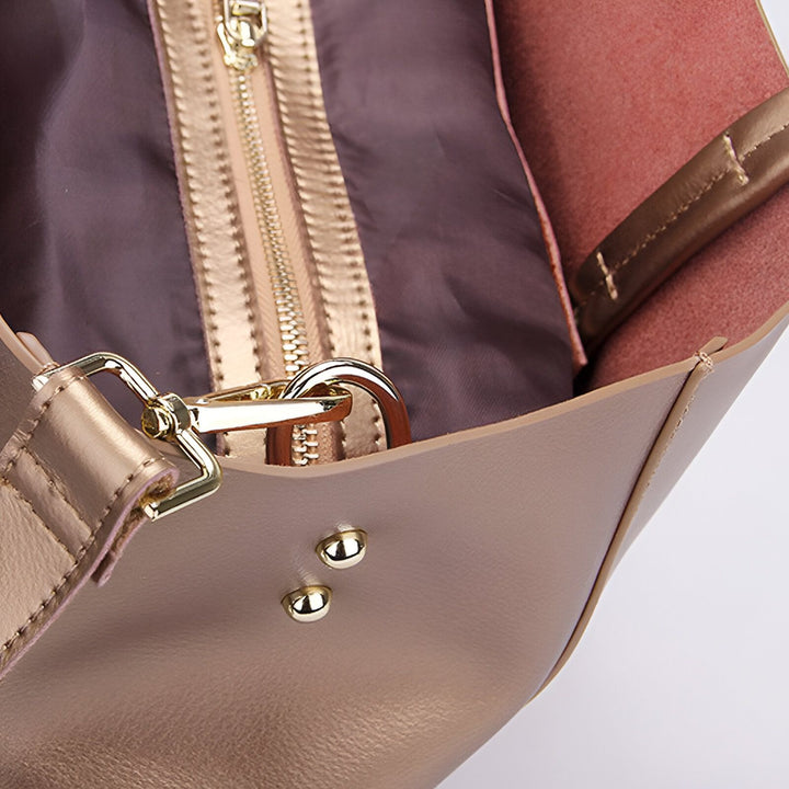 Détail sac à main beige doré avec fermeture éclair et accastillage doré., 46193841406176,46193841438944,46193841471712,46193841504480,46193841537248