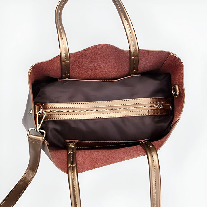 Intérieur d'un sac cabas avec doublure marron, poche zippée dorée, anses et bandoulière dorées., 46193841406176,46193841438944,46193841471712,46193841504480,46193841537248