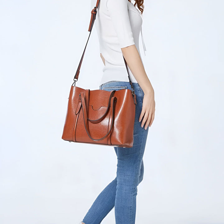 Sac cabas marron en cuir porté à l'épaule par une femme, 46194050695392,46194050728160,46194050760928,46194050793696,46194050826464