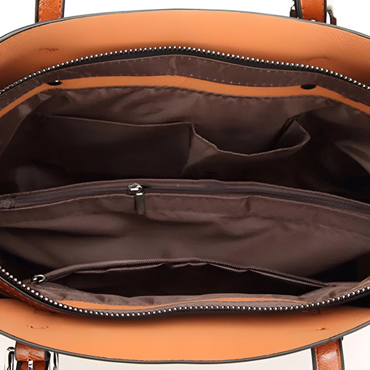 Intérieur ouvert d'un sac à main marron avec compartiments et poche zippée., 46194050695392,46194050728160,46194050760928,46194050793696,46194050826464
