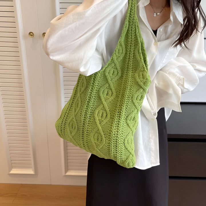 Sac cabas en tricot vert à motif torsadé porté sur l'épaule., 46193946886368,46193946919136,46193946951904,46193946984672,46193947017440