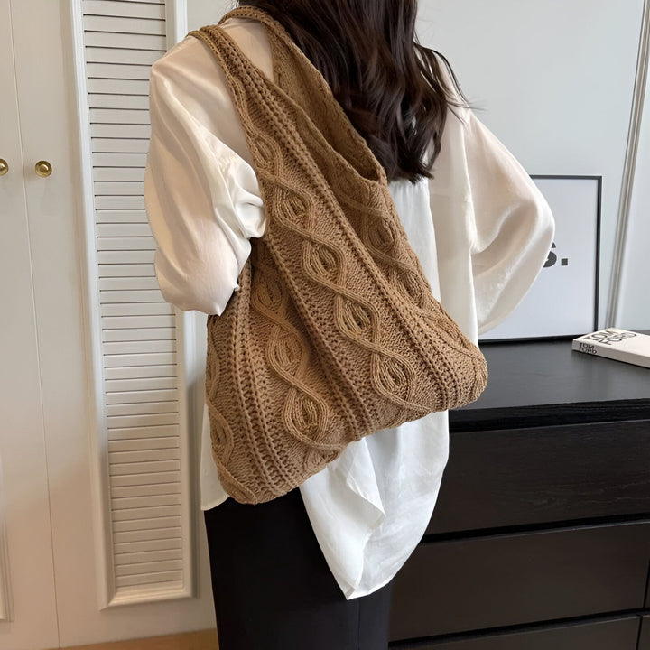 Femme avec un sac cabas marron tricoté à motifs torsadés sur l'épaule., 46193946886368,46193946919136,46193946951904,46193946984672,46193947017440