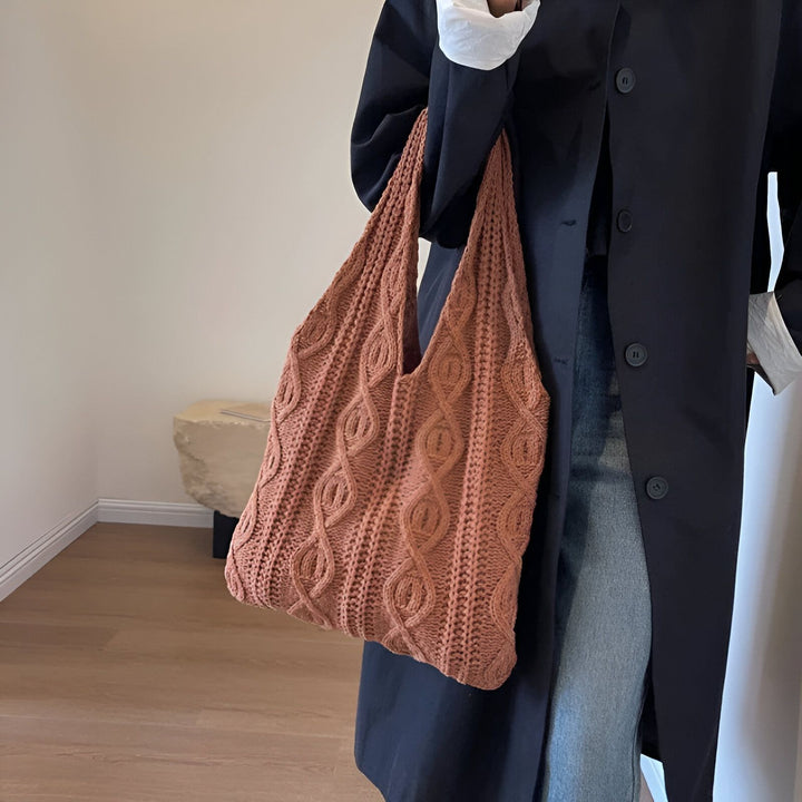 Sac cabas en maille torsadée couleur terre cuite porté., 46193946886368,46193946919136,46193946951904,46193946984672,46193947017440