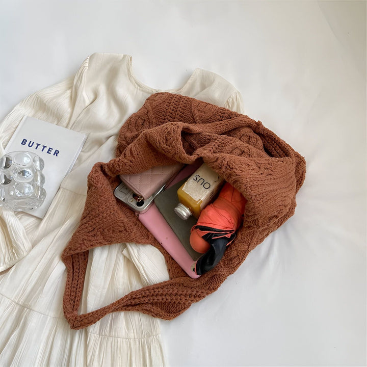 Sac cabas tricoté marron contenant téléphone, portefeuille, bouteille, parapluie, sur robe blanche., 46193946886368,46193946919136,46193946951904,46193946984672,46193947017440