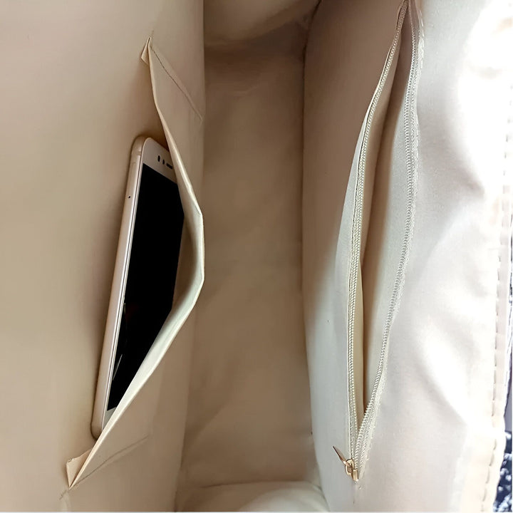 Intérieur d'un sac avec téléphone dans une poche et poche intérieure zippée., 46193944953056,46193944985824,46193945018592