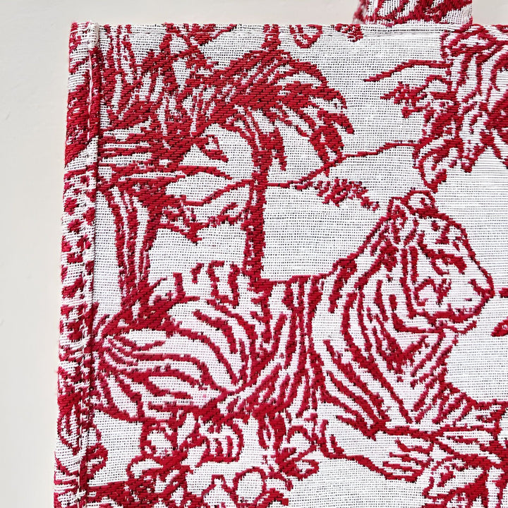 Motif tissé rouge de tigres et palmiers sur fond blanc., 46193944953056,46193944985824,46193945018592