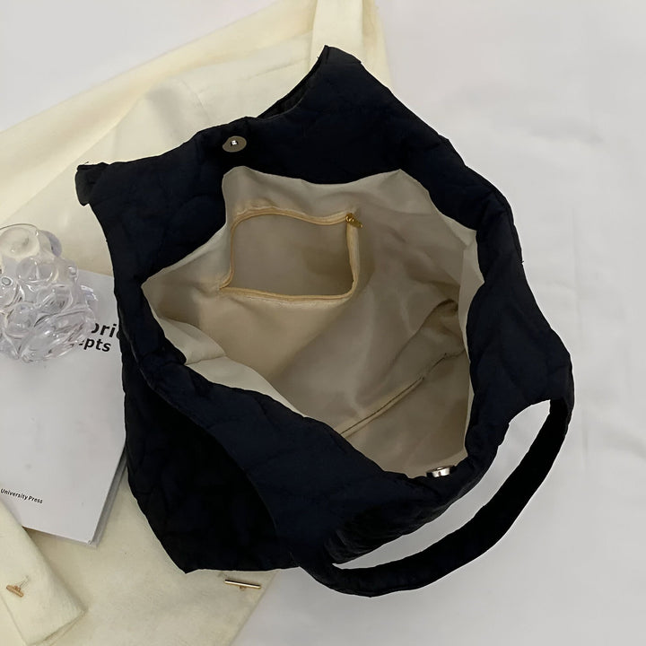 Sac fourre-tout matelassé noir ouvert avec doublure beige et poche zippée., 46194049712352,46194049745120,46194049777888,46194049810656