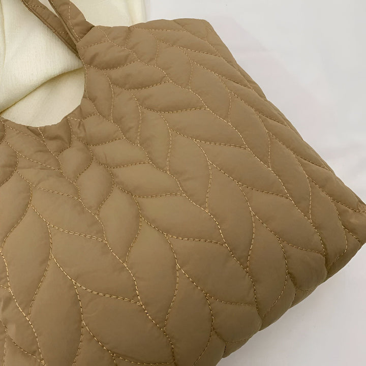Sac cabas matelassé taupe avec motifs feuilles cousus or., 46194049712352,46194049745120,46194049777888,46194049810656
