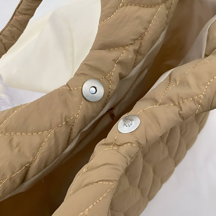 Sac matelassé beige avec coutures dorées, fermeture magnétique et doublure claire., 46194049712352,46194049745120,46194049777888,46194049810656