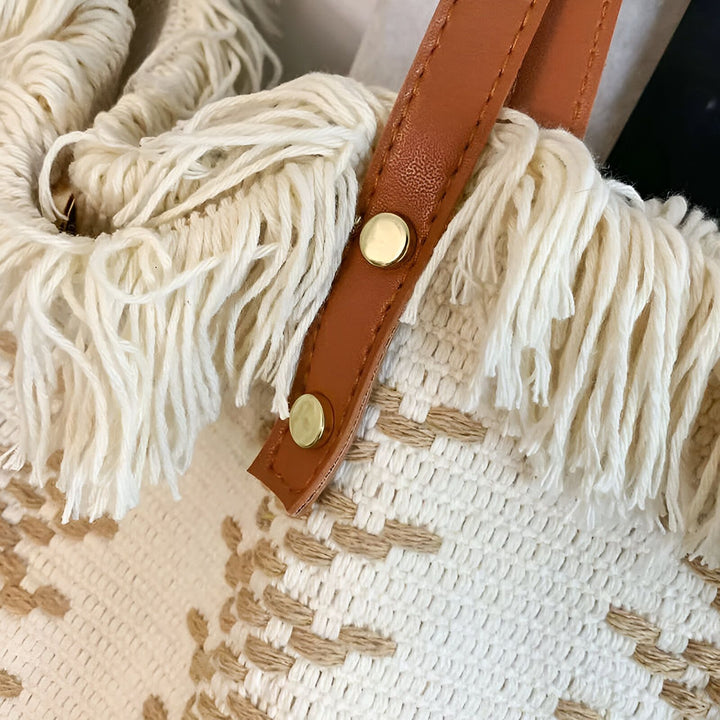 Détail sac tissu tressé beige/blanc, franges, anse marron rivets dorés., 46193944592608