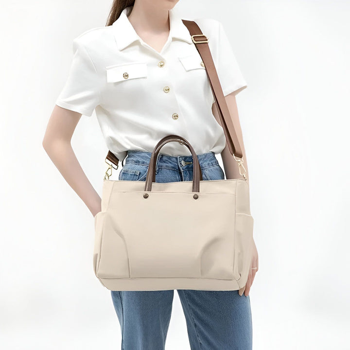 Personne avec chemise blanche et jean, portant un sac tote bag beige à bandoulière marron., 46193952915680,46193952948448,46193952981216,46193953013984