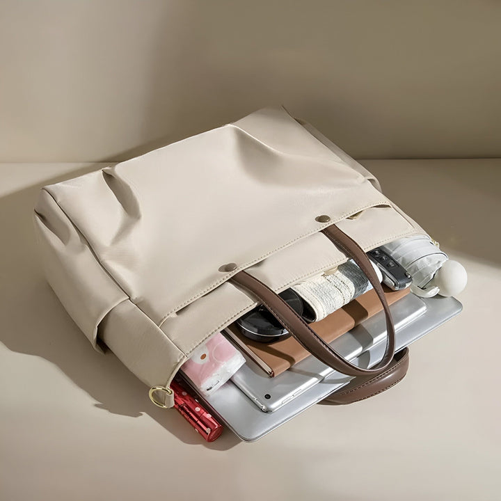 Sac tote bag beige ouvert rempli d'un ordinateur portable, tablette, parapluie, clés et maquillage., 46193952915680,46193952948448,46193952981216,46193953013984