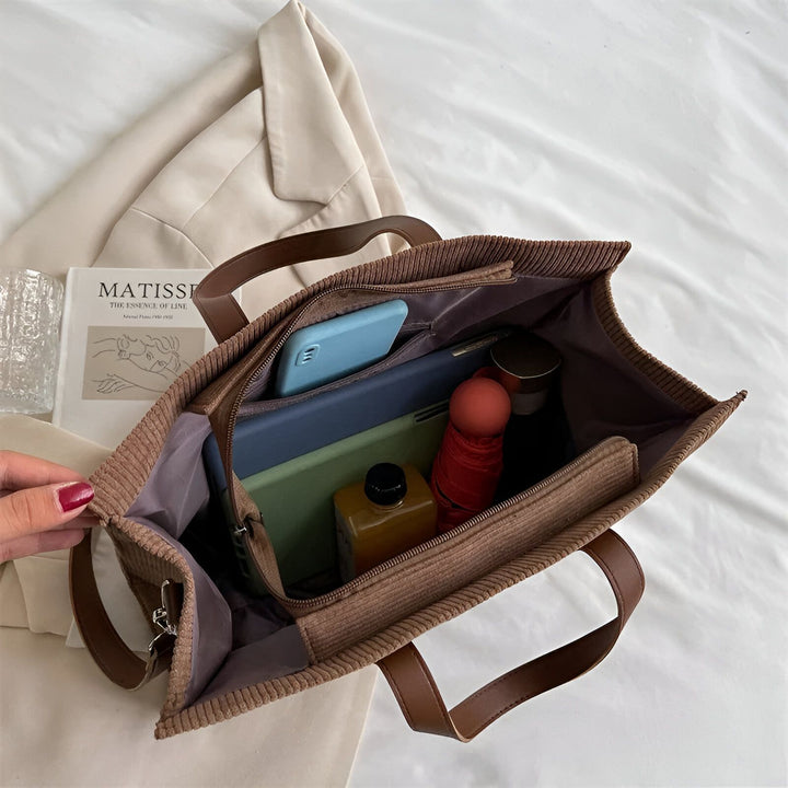 Sac tote marron en velours côtelé ouvert montrant téléphone, tablette, livre, boisson, parapluie., 46194056757472,46194056790240,46194056823008,46194056855776