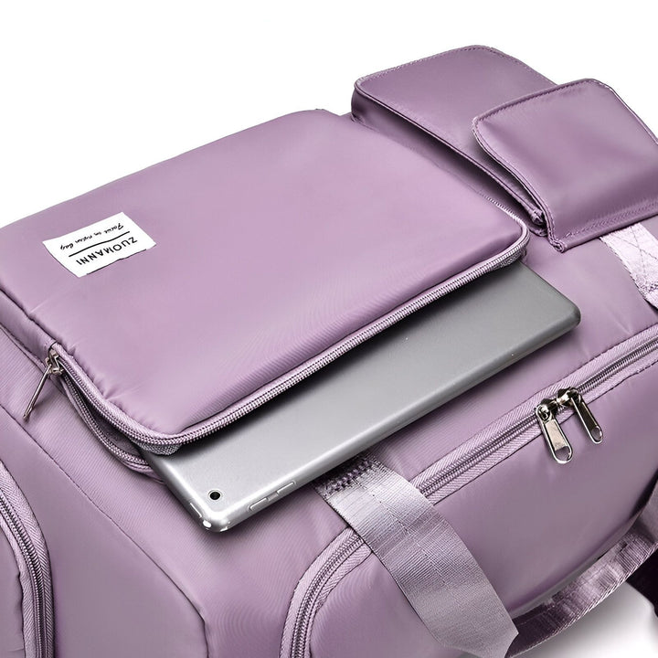 Sac violet avec une tablette insérée dans une poche zippée., 46193915625696,46193915658464,46193915691232,46193915724000,46193915756768,46193915789536