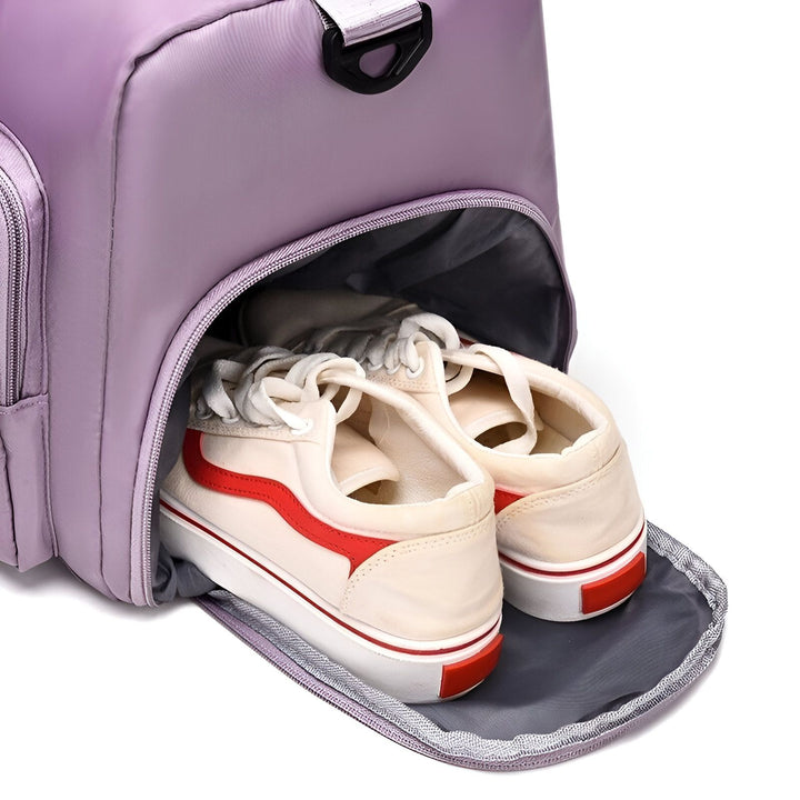 Paire de baskets blanches et rouges dans la poche latérale d'un sac violet., 46193915625696,46193915658464,46193915691232,46193915724000,46193915756768,46193915789536