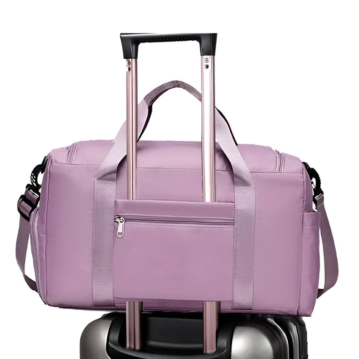 Sac de voyage violet accroché à la poignée d'une valise, 46193915625696,46193915658464,46193915691232,46193915724000,46193915756768,46193915789536