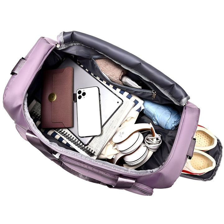 Sac de voyage lilas ouvert rempli : ordinateur portable, téléphone, carnet, portefeuille, casque audio, chaussures., 46193915625696,46193915658464,46193915691232,46193915724000,46193915756768,46193915789536