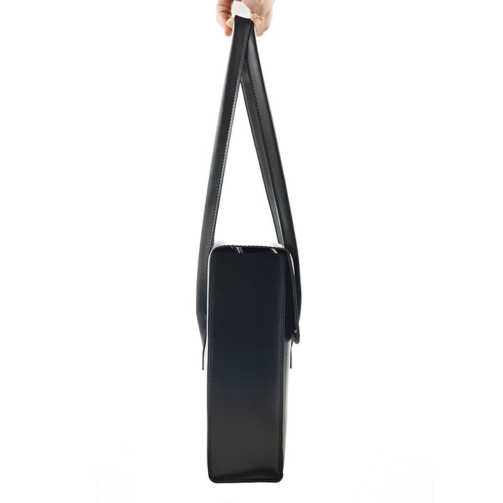 Sac noir rectangulaire vu de côté, tenu par sa bandoulière., 46193950654688,46193950687456,46193950720224,46193950752992,46193950785760,46193950818528,46193950851296,46193950884064,46193950916832,46193950949600,46193950982368,46193951015136