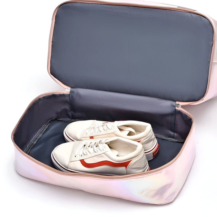Sac à chaussures rose irisé ouvert contenant des baskets blanches avec rayures rouges., 46193917690080,46193917722848,46193917755616