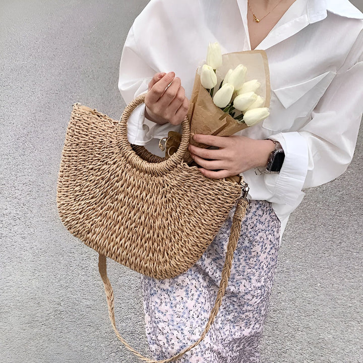 Femme tenant un sac de paille et un bouquet de tulipes blanches., 46194029854944,46194029887712