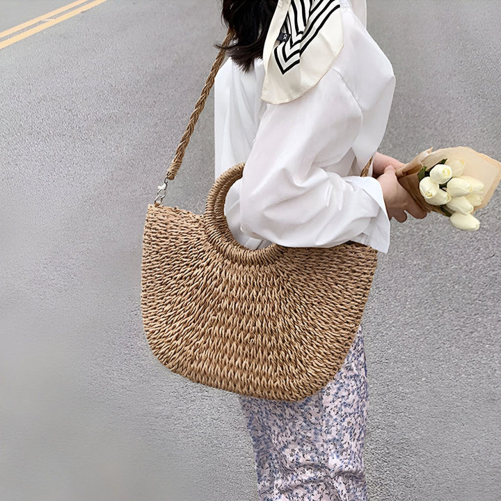 Sac en paille demi-lune porté par une personne en chemise blanche et foulard, tenant des tulipes., 46194029854944,46194029887712