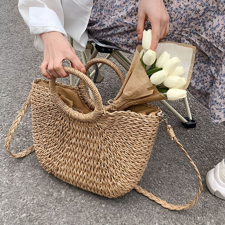 Main plaçant des tulipes blanches dans un sac en paille., 46194029854944,46194029887712