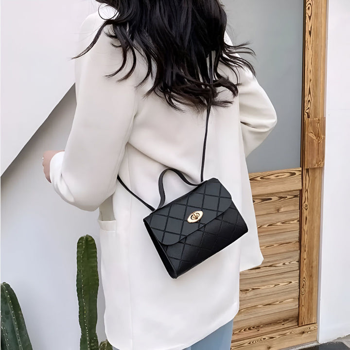 Personne de dos avec blazer blanc et sac à main noir matelassé à fermoir doré., 46262729408736,46262729441504,46262729474272,46262729507040,46262729539808
