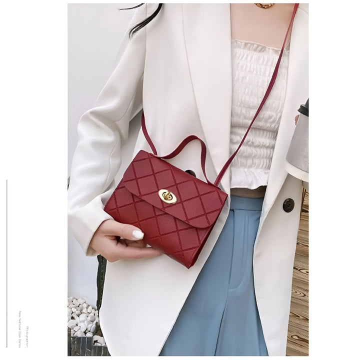 Sac matelassé rouge à bandoulière avec fermoir doré, 46262729408736,46262729441504,46262729474272,46262729507040,46262729539808