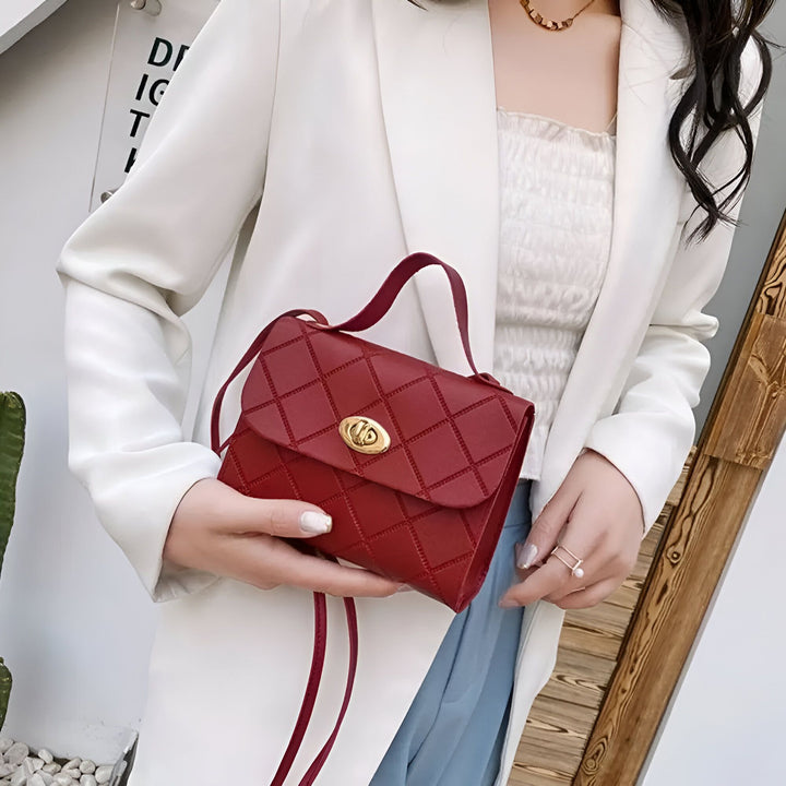 Femme tenant un sac à main rouge matelassé avec fermoir doré, 46262729408736,46262729441504,46262729474272,46262729507040,46262729539808