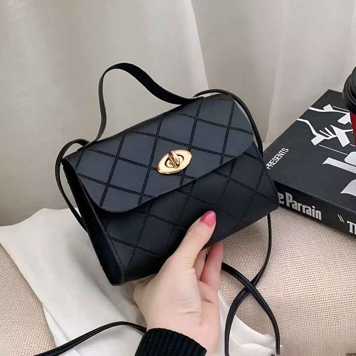 Sac à bandoulière noir matelassé avec fermoir doré., 46262729408736,46262729441504,46262729474272,46262729507040,46262729539808