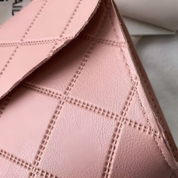 Surface rose matelassée avec motif losanges perforés., 46262729408736,46262729441504,46262729474272,46262729507040,46262729539808